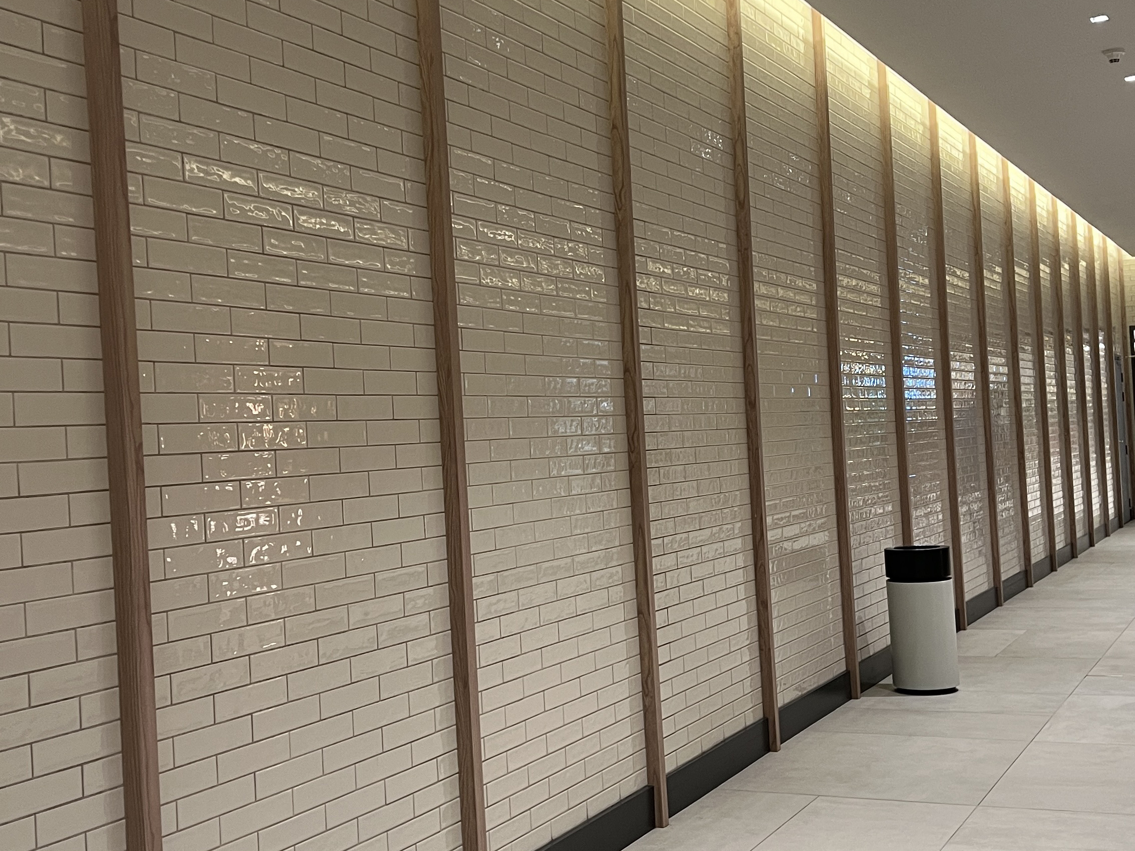 волнистая белая плитка метро